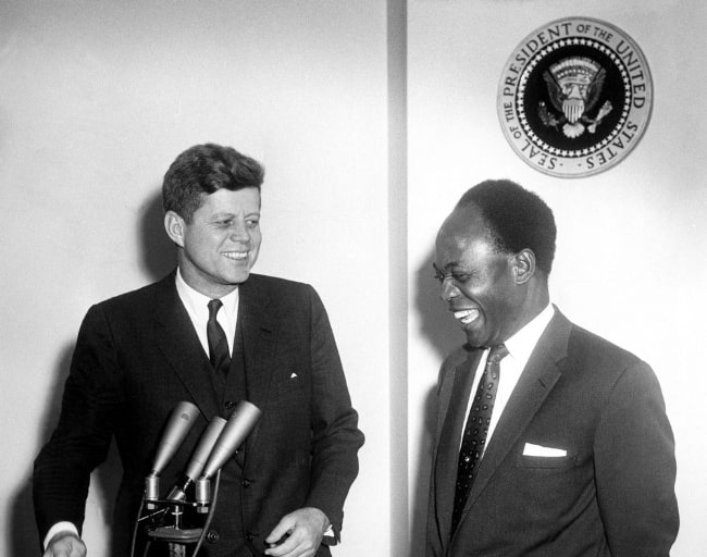 John F. Kennedy (vľavo) stretnutie s prezidentom Ghánskej republiky Osagyefom Dr. Kwame Nkrumahom, v marci 1961