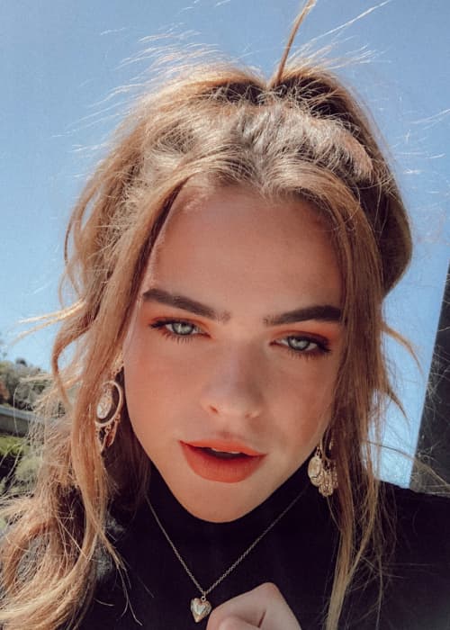 Sommer McKeen promoverer Sephora Collection i en Instagram selfie set i april 2018