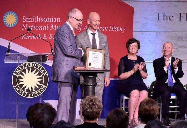 Jeff Bezos preberá v roku 2016 medailu Jamesa Smithsona k dvojstému výročiu
