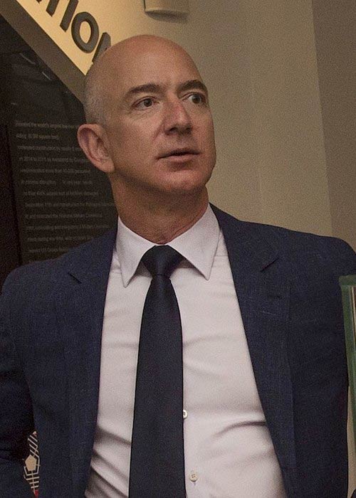 Jeff Bezos počas stretnutia s ministrom obrany Ash Carterom 5. mája 2016