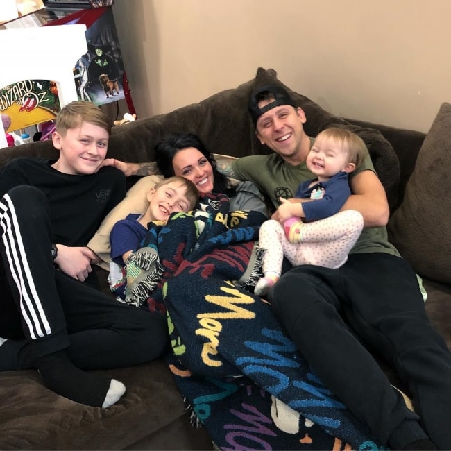 Noah Atwood (kulma vasen) hymyilee kuvassa perheensä kanssa maaliskuussa 2019