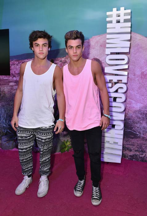 Ethan Dolan (hvid vest) med sin bror Grayson Dolan på H&M Loves Coachella Pop UP i april 2016