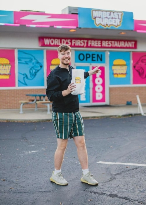 MrBeast, ako je vidieť na obrázku, ktorý bol urobený mimo jeho reštaurácie MrBeast Burger v decembri 2020