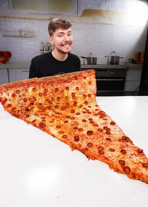 MrBeast na obrázku, ktorý bol urobený v auguste 2020, s najväčším plátkom pizze na svete