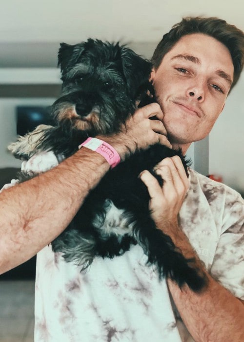 LazarBeam med sin hund som set i april 2018