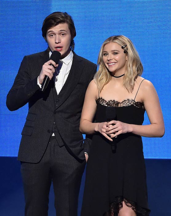 Chloe Grace Moretz og Nick Robinson ved American Music Awards 2015