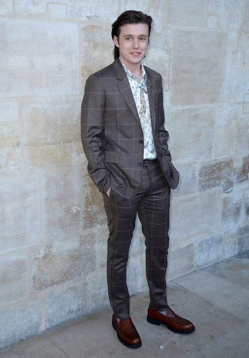 Ο Νικ Ρόμπινσον στην ανδρική ένδυση Louis Vuitton Φθινόπωρο / Χειμώνας 2017-2018 κατά τη διάρκεια της εβδομάδας μόδας στο Παρίσι