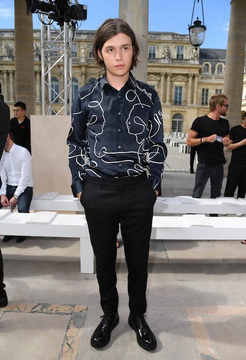 Ο Nick Robinson στο ανδρικό σόου Louis Vuitton Άνοιξη / Καλοκαίρι 2017 κατά τη διάρκεια της Εβδομάδας Μόδας του Παρισιού