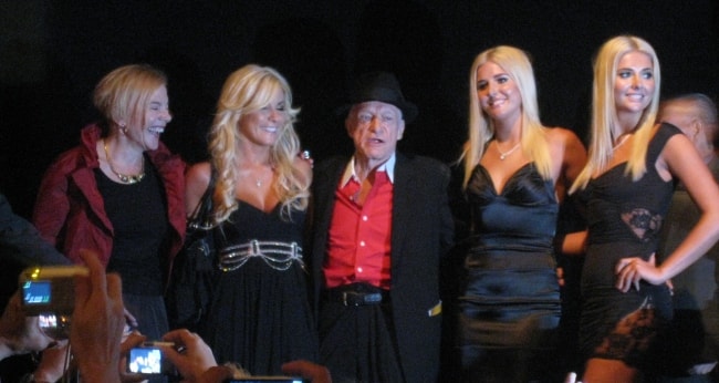 Hugh Hefner med Playboy Bunnies i september 2009