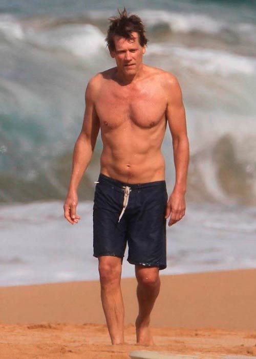 Kevin Bacon bar overkropp på stranden i Hawaii i januar 2012