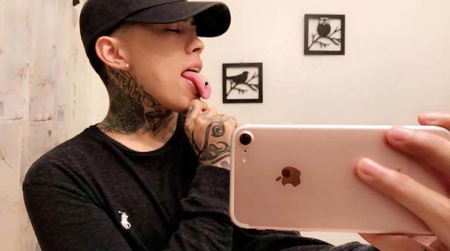 Frimzy viser sin tunge piercing i maj 2017 selfie