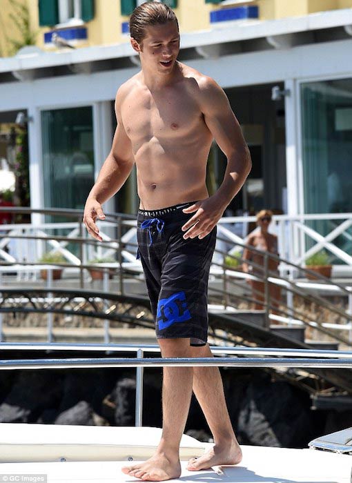 Leo Howard shirtless body holiday Italian Island Ischia juli 2014