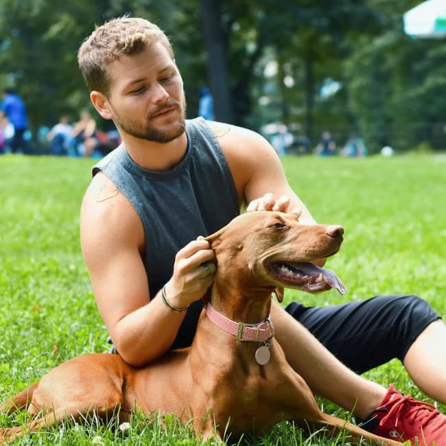 Drew Lynch med sin hund som set i september 2019
