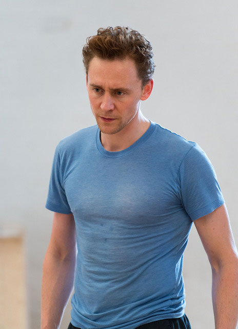 Tom Hiddleston bryst