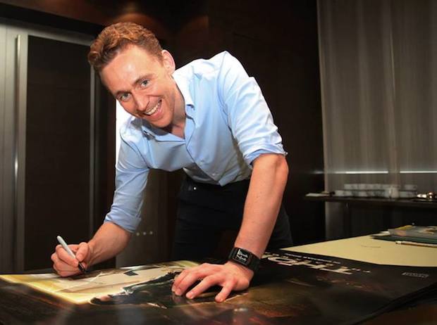 Tom Hiddleston paino