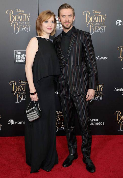 Dan Stevens med konen Susie Hariet til New York-visningen af ​​Beauty and the Beast i marts 2017