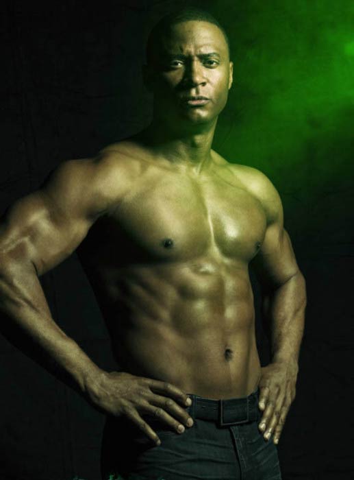 David Ramsey i bar overkropp i et salgsfremmende fotoshoot for tv-serien Arrow
