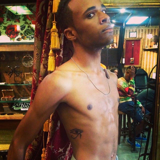 Khylin Rhambo brez majice na sliki, ki je bila objavljena na svojem Instagramu julija 2014