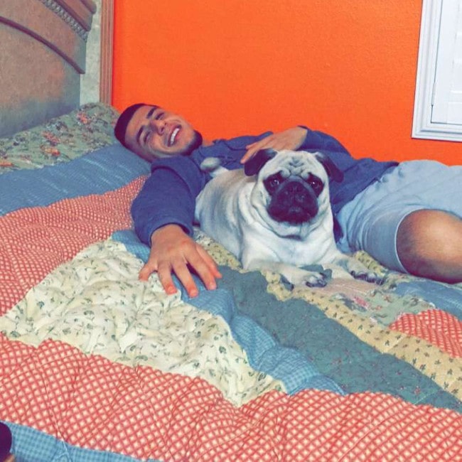 Brandon Awadis med sin hund som set i marts 2018