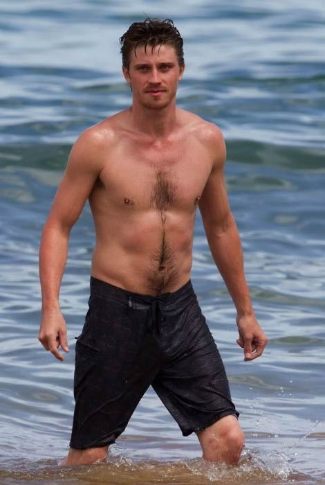 Garrett Hedlund shirtless body på stranden i 2014