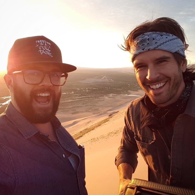 Graham Wardle (højre) smilende i en selfie sammen med Peter Harvey øverst på klitterne i Mongoliet
