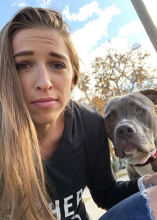 Rachel Ballinger s psom Blazeom na sprehodu januarja 2018