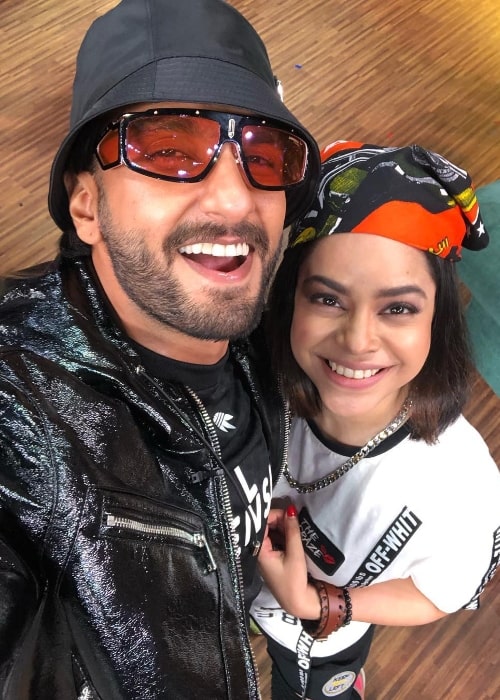 Sumona Chakravarti se je februarja 2019 nasmehnila v selfiju skupaj z Ranveerjem Singhom