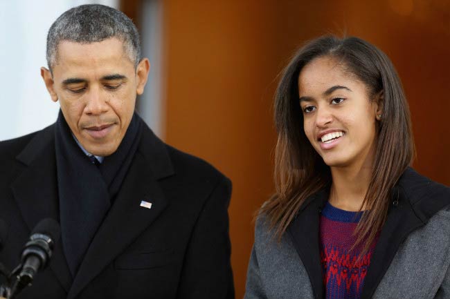 Malia Obama med far Barack Obama på konferencen i Det Hvide Hus i november 2013
