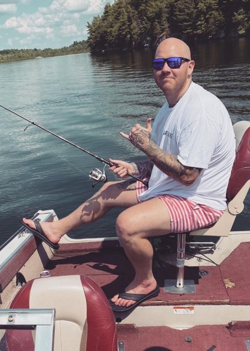 TimTheTatman som set på et billede, der blev taget i august 2020, mens han fiskede