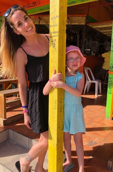 Sophie Conder set, mens hun poserede til et billede sammen med sin mor, Sarah Conder, i februar 2019