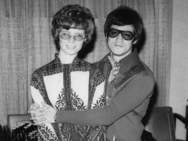Bruce Lee og konen Linda Lee Cadwell i et privat billede udgivet efter hans død