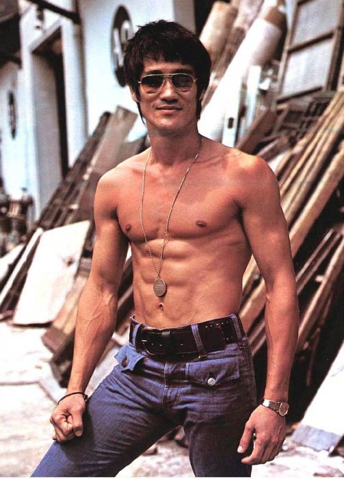 Fotenie modelovania tela bez trička Bruce Lee