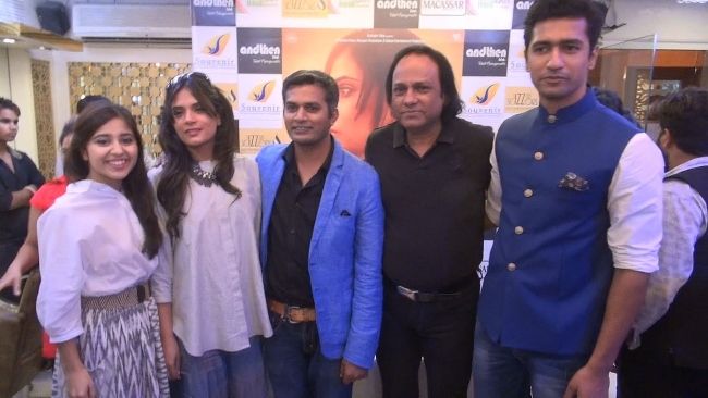 Vicky poserer sammen med sine Masaan-medstjerner Shweta Tripathi, Richa Chadda og instruktør Neeraj Ghaywan under reklamen for filmen i Jaipur