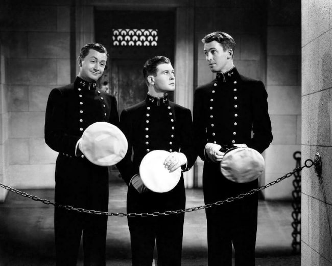 Fra venstre til højre - Robert Young, Tom Brown og James Stewart som set i den amerikanske drama-sportsfilm 'Navy Blue and Gold'