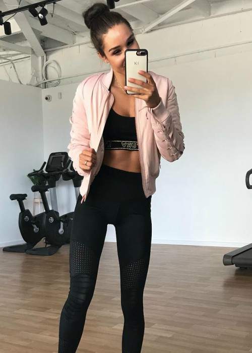 Kayla Itsines i en Instagram -selfie set i december 2017