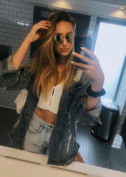 Η Άβα Μισέλ βγάζει selfie τον Ιούνιο του 2019
