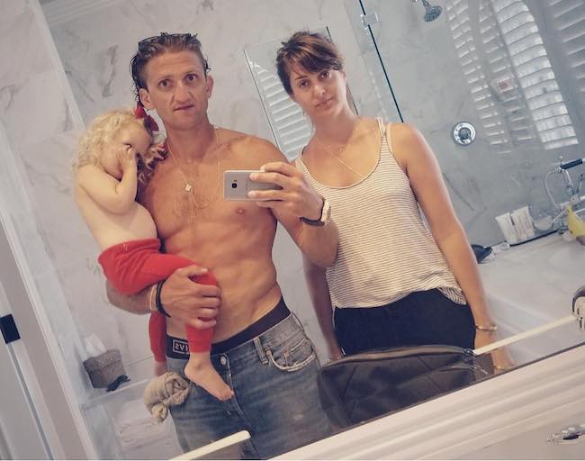 Casey Neistat og Candice Pool med datter i en selfie i juli 2017