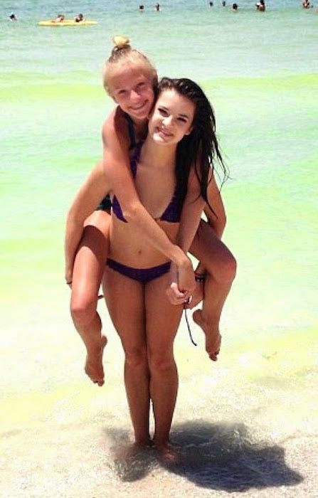 Brooke Hyland, mustat bikinit meren rannalla