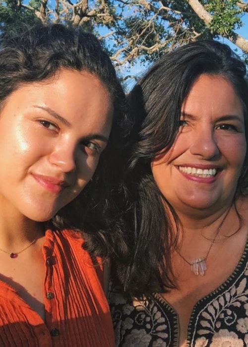 Victoria Moroles set i en selfie med sin mor Suzana i februar 2019