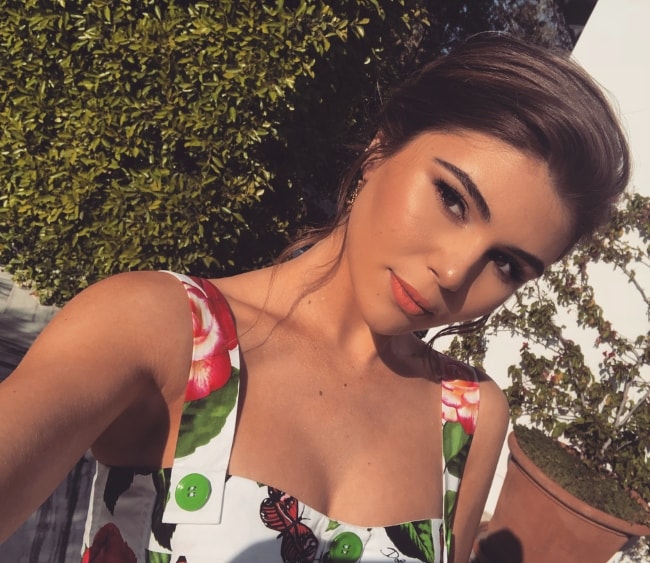 Olivia Jade Giannulli i en selfie med baggrund i grønt i maj 2018