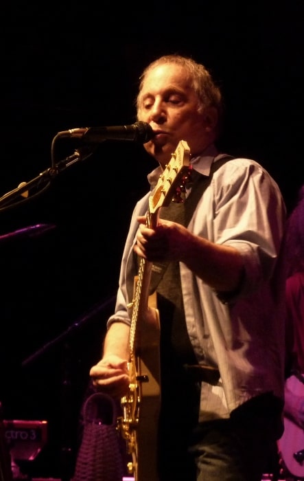 Ο Πολ Σάιμον όπως φάνηκε ενώ έπαιζε στο Club 9:30 στην Ουάσιγκτον, DC, Ηνωμένες Πολιτείες τον Μάιο του 2011