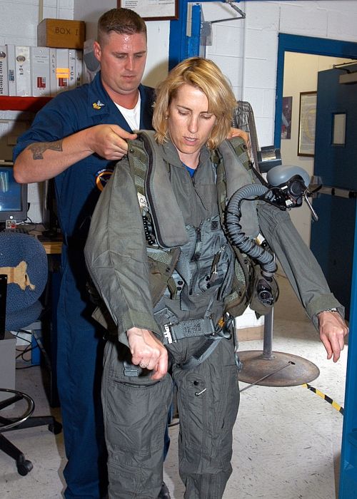 Laura blir utstyrt for flyutstyr ved US Navy -basen i 2007
