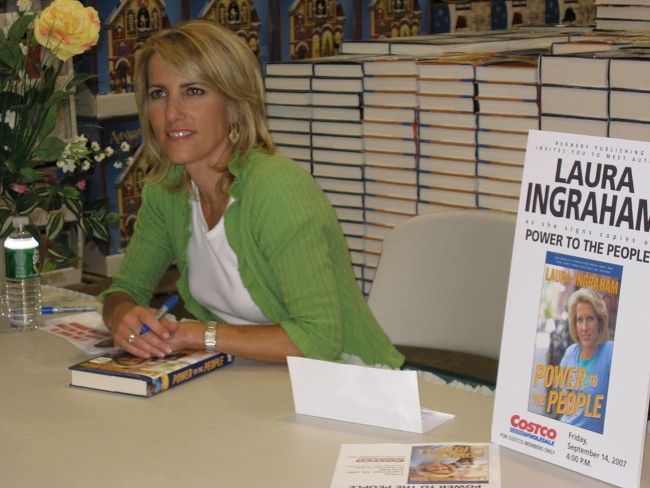 Laura Ingraham pri podpise svojej knihy Power To The People v roku 2007