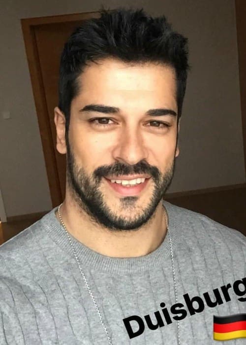 Ο Burak Özçivit σε μια selfie όπως φαίνεται τον Φεβρουάριο του 2018