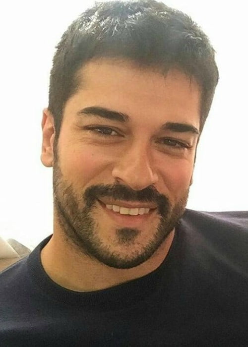 Burak Özçivit selfiessä maaliskuussa 2018