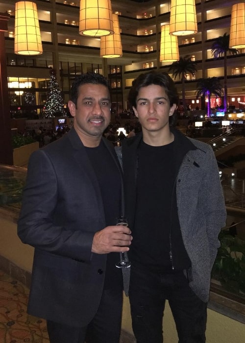 Ο Aramis Knight όπως φαίνεται ενώ ποζάρει στον φακό μαζί με τον πατέρα του στις βίλες Marriott's Desert Springs στην Καλιφόρνια, Ηνωμένες Πολιτείες