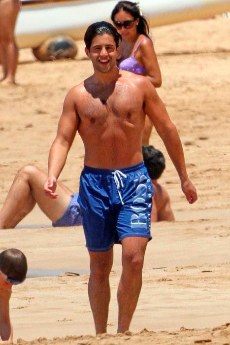 Josh Peck ilman paitaa rannalla Havaijilla vuonna 2015