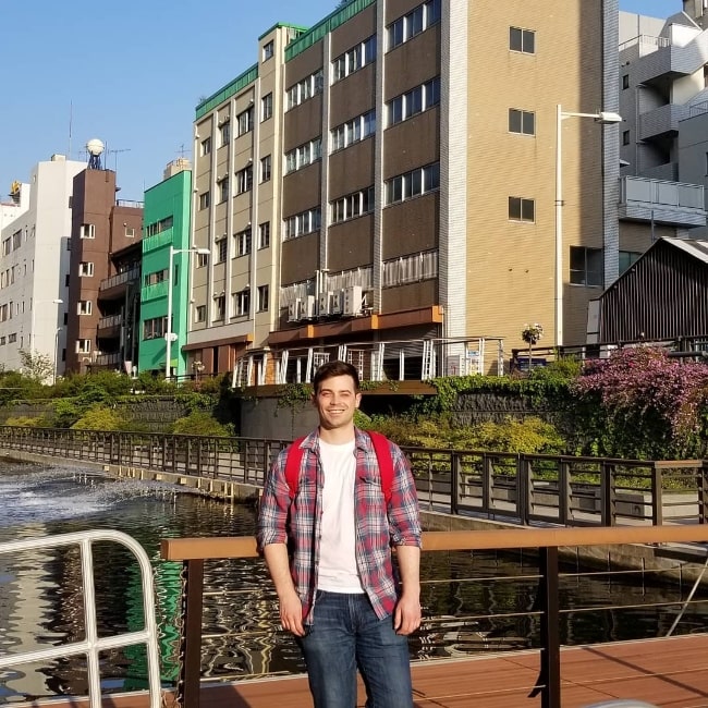 Damien C.Haas nähdään poseeraa kameralle Sumidassa, Tokion metropolissa, Japanissa huhtikuussa 2018