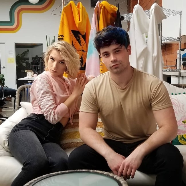 Damien C. Haas nähtynä poseeraamassa kuvassa yhdessä Courtney Millerin kanssa kesäkuussa 2019