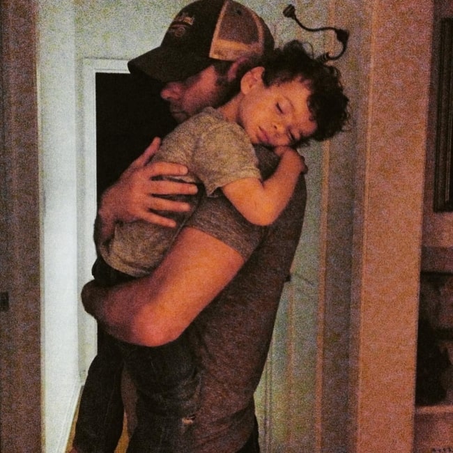 Ο Mikey Day με τον μικρό του άγγελο τον Αύγουστο του 2018 αφού έκλεισε τα 6 του χρόνια